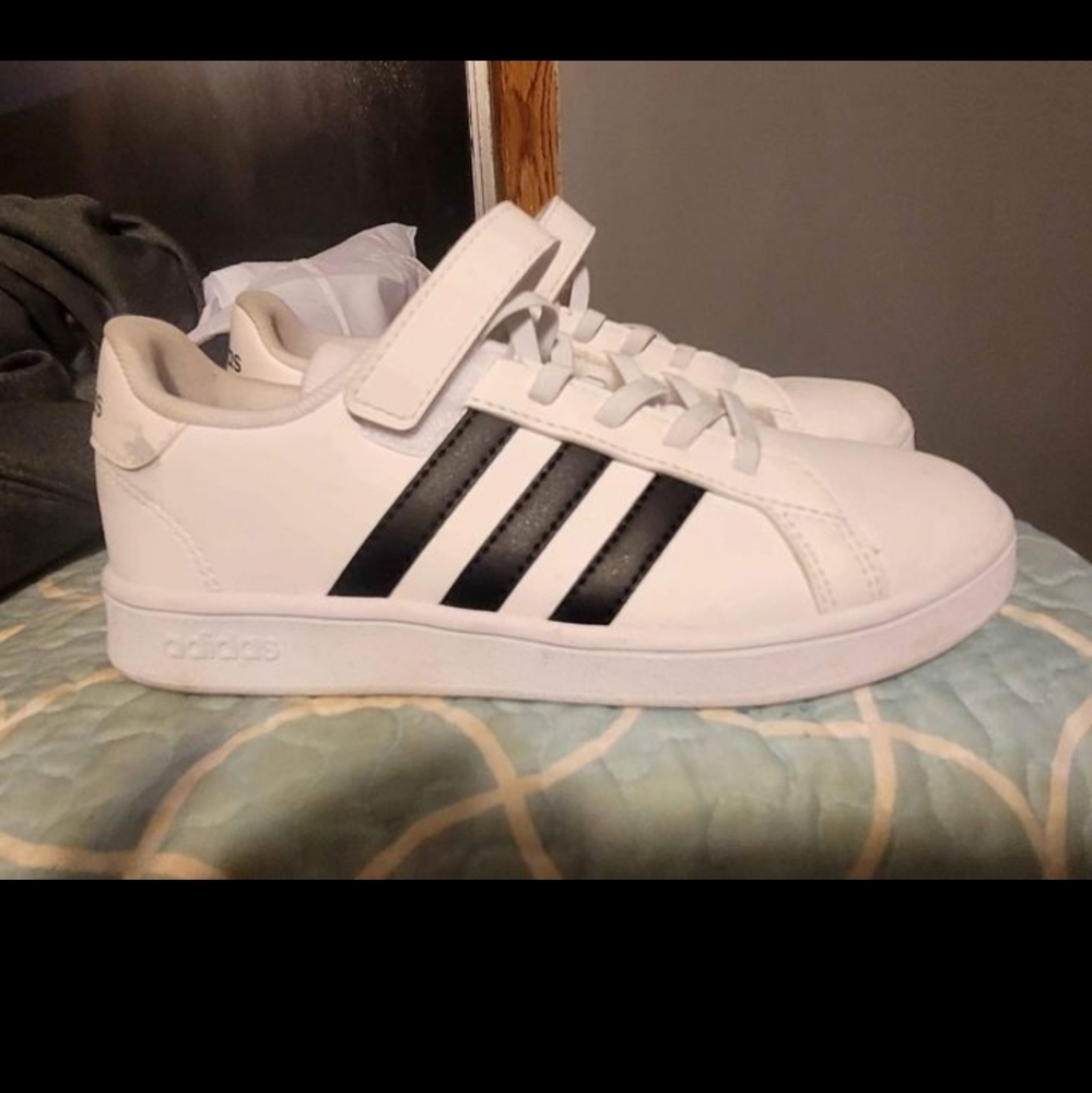 Addidas youth leather tennis shoe